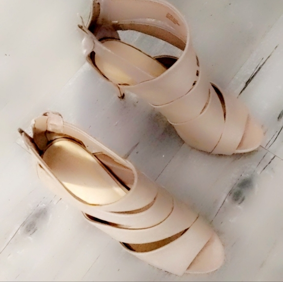Le Chateau cream cut out sides leather heels size 8.5 - Picture 1 of 3